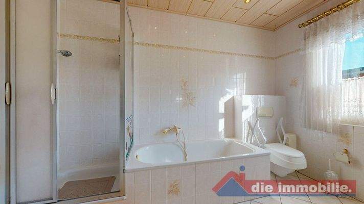 Bad mit Dusche und Wanne