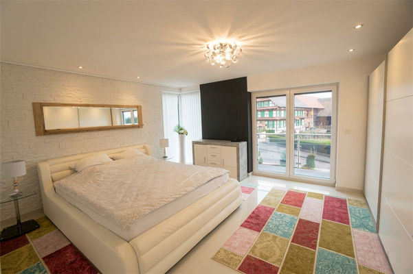 Modernes, helles Schlafzimmer