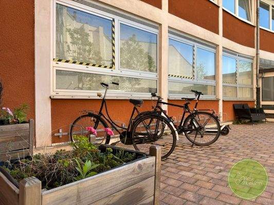 ... Hinterhof mit Fahrradstellplatz und ...