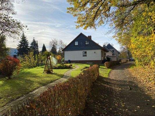 Nordostansicht mit Zufahrtsweg