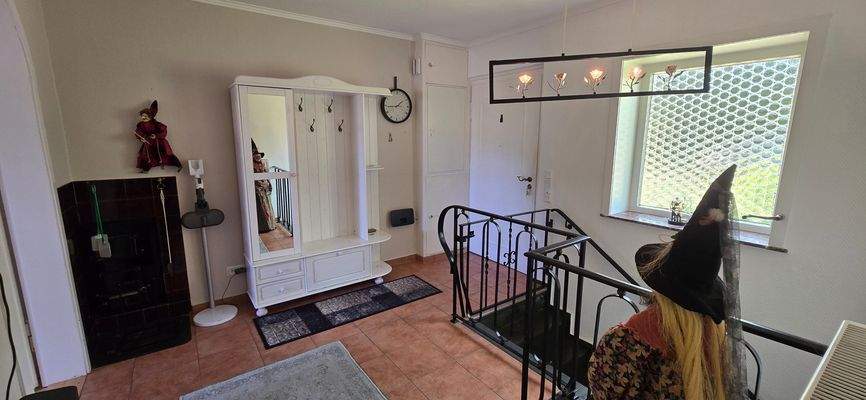 14. Blick vom Flur in den Kellerabgang.jpg