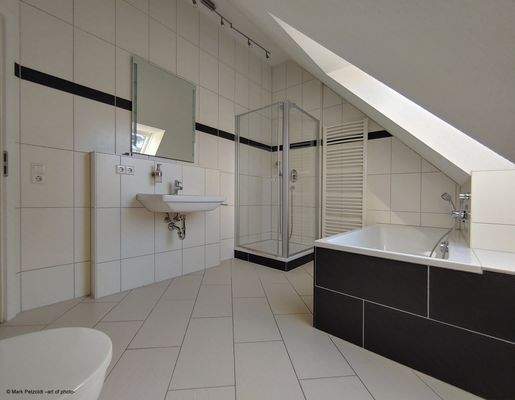 Tageslichtbad mit Wanne und Dusche