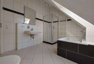 Tageslichtbad mit Wanne und Dusche