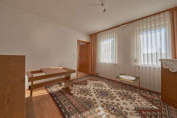 Wohnzimmer mit sonnigen Fenste