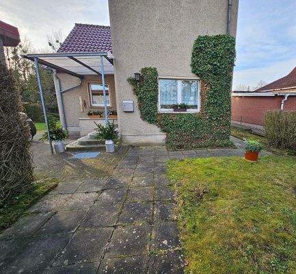 Aus dem Garten kommend.jpg