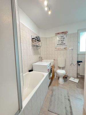 Helles Badezimmer mit Badewanne