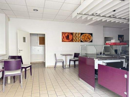 Durch die Automatiktür kommend