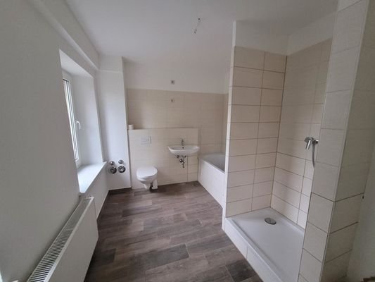 Badezimmer mit Dusche und Wanne