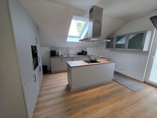 ... mit offenem Küchenbereich (DG).