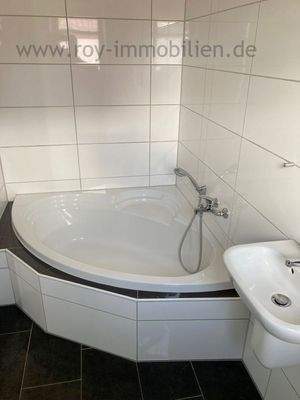 ...mit Eck-Badewann...