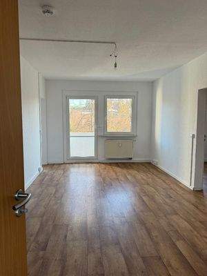 Wohnzimmer mit Balkon