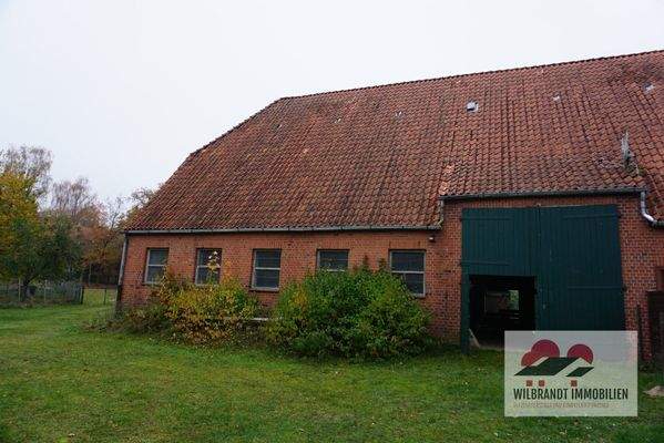 Hauptgebäude mit zwei Durchfahrttoren