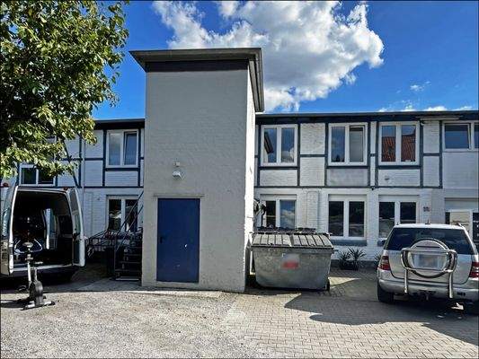 Außenansicht der Gewerbeimmobilie mit 2 Einheiten (links und rechts)