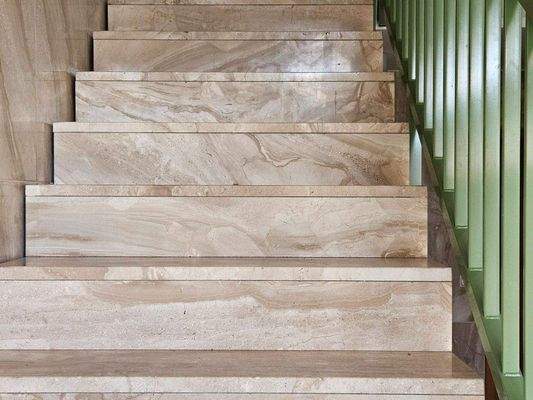 edles Treppenhaus: Natursteinbelag an den Wänden