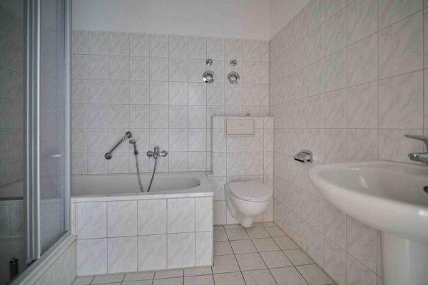 Badezimmer mit Wanne und Dusche