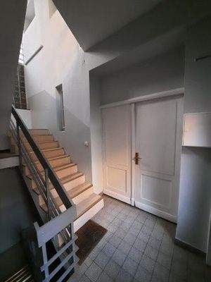Treppenhaus EG mit Tür-Gewerbeeinheit.jpg