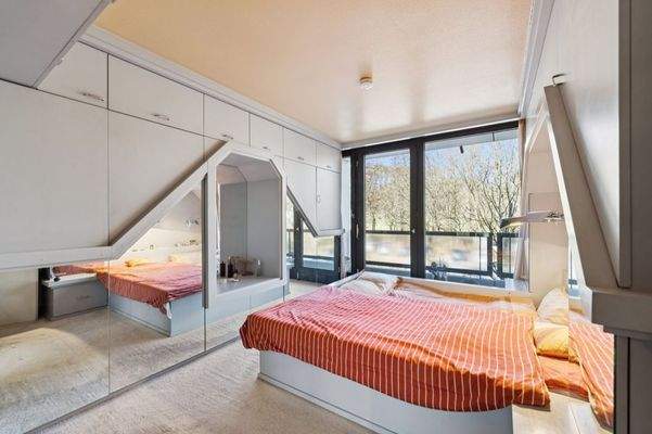 Schlafzimmer mit Zugang zum West-Balkon ...