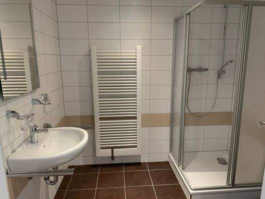 08. Bad mit Dusche.jpg