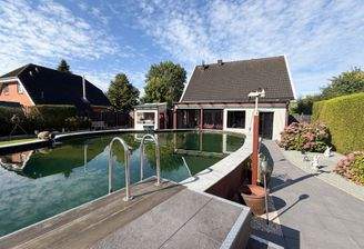 Hausansicht mit Schwimmteich