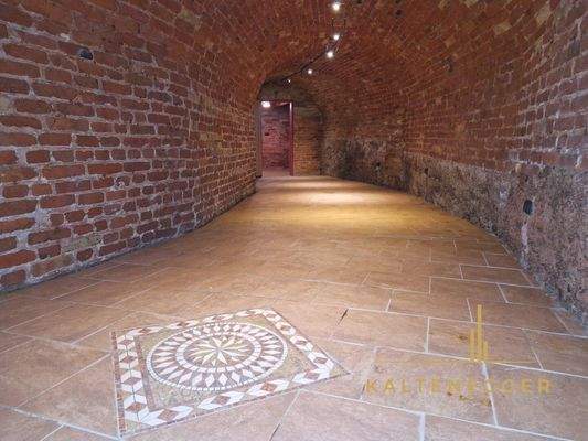 Kellerröhre mit Blick in das Lager