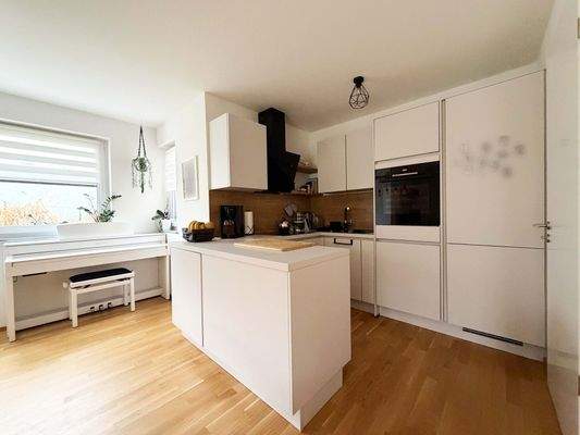 Die offene Küche bietet viel Arbeitsfläche und kurze Wege 