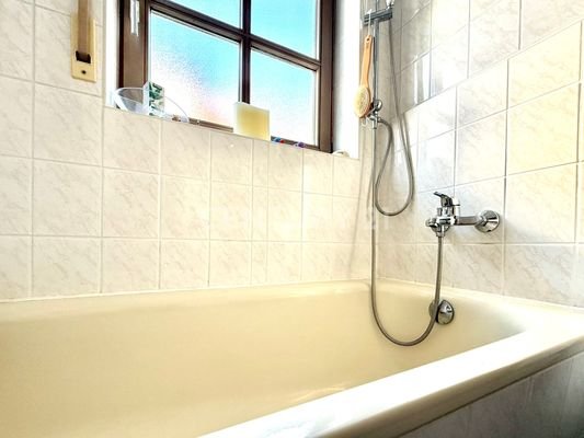 Tageslichtbad mit Badewanne