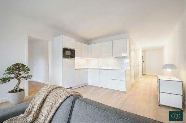 Offene Küche mit Blick zum Flur, animiert mit KI