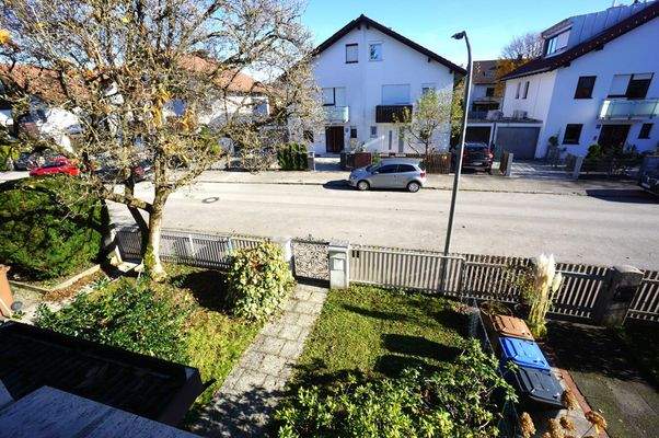 Blick zur Straßensteite aus dem OG