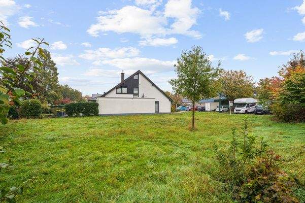 Kleineres Grundstück mit Blick zur Straße