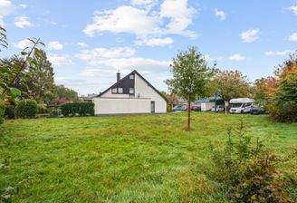 Kleineres Grundstück mit Blick zur Straße