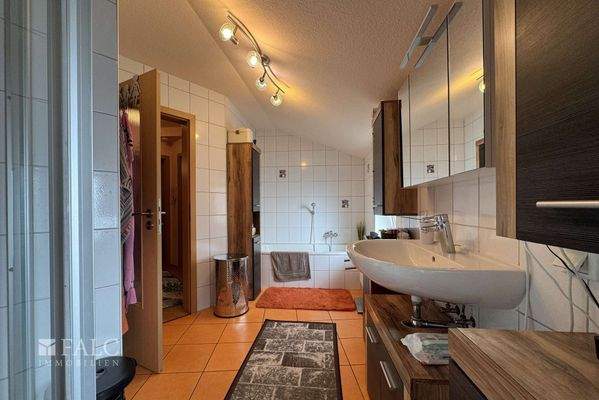 Badezimmer im OG - separate Wohneinheit