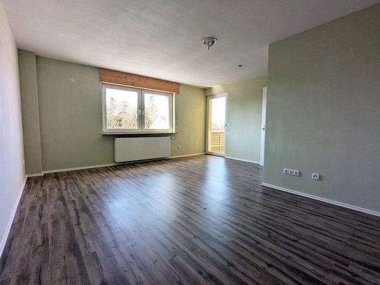 Wohnraum mit Ausgang auf den Balkon