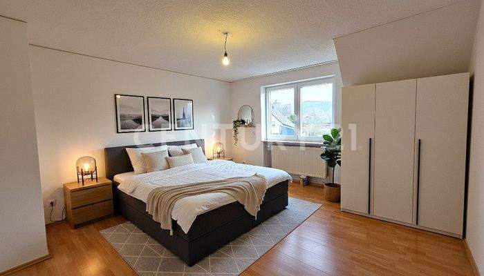 Schönes Einrichtungsbeispiel des Eltern- Schlafzimmers 