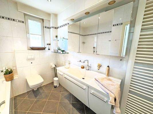 Modernes Tageslichtbad mit Wanne und Dusche