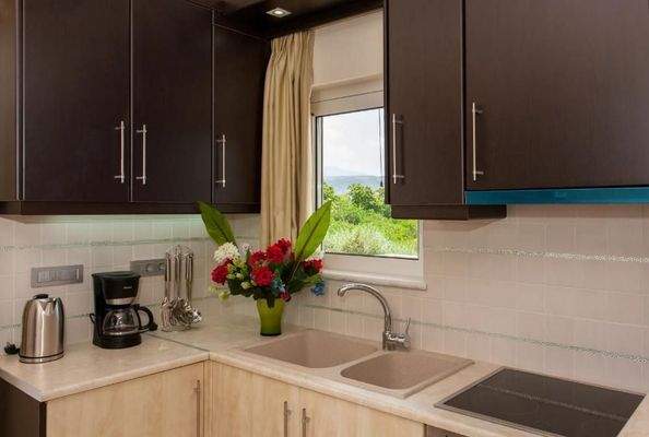 Kreta, Episkopi: Haus mit 2 Wohnungen, Bio-Obstplantage und Bergblick zu verkaufen