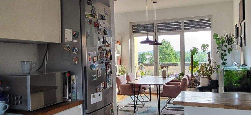 KÜCHE MIT BLICK ZUM ESSBEREICH + DACHTERRASSE