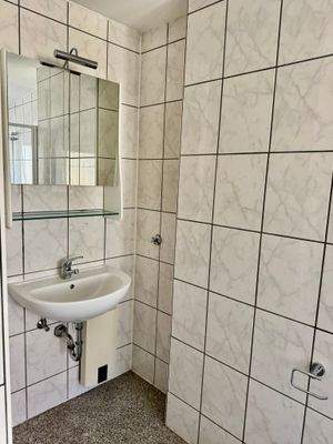 Kleines Badezimmer mit Fliesen