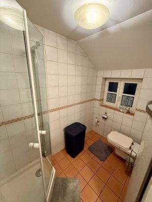 Bad mit Dusche und Badewanne