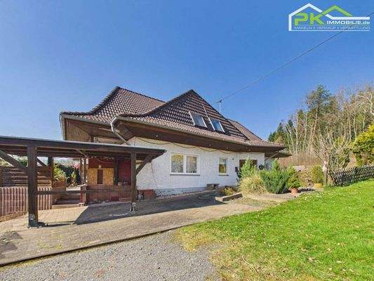 Außenansicht mit Carport