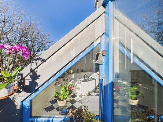 Blick ins Bad von der Dachterrasse