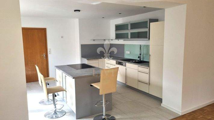 Einbauküche mit Kochinsel