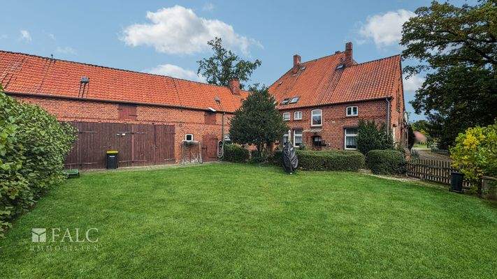 Grundstück mit Stallungen