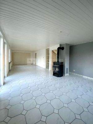 Wohnzimmer mit Kamin