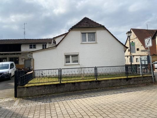 Seitenansicht mit Vorgarten 