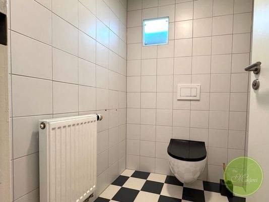 Separates WC mit kleinem Fensterchen.