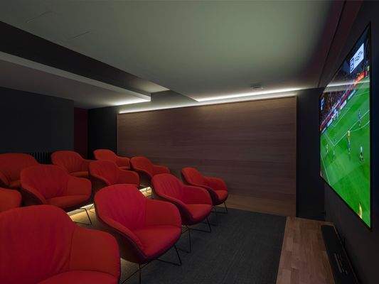 Kinoraum mit roten Sesseln