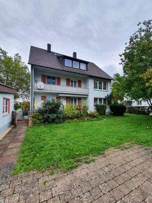 Hausansicht mit Garten