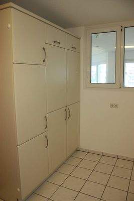 Küche mit Kühlschrank und geräumigem Einbauschrank