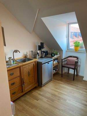 Helle Küche mit Dachfenster