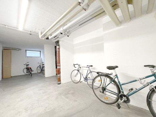 Großer Fahrradraum mit viel Platz